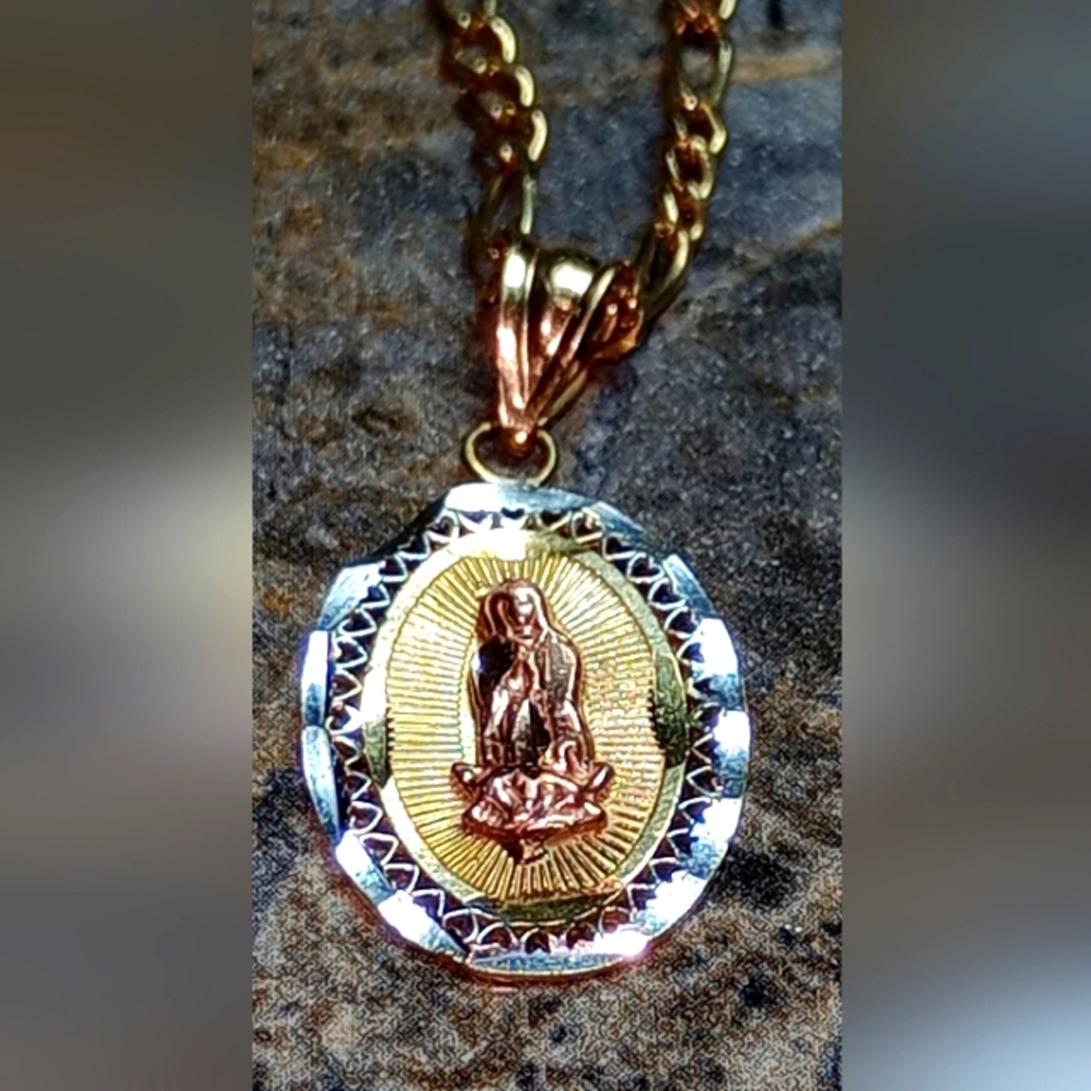10k chain and VIRGIN MARY pendant weights 6.7 grams 22 inches in length